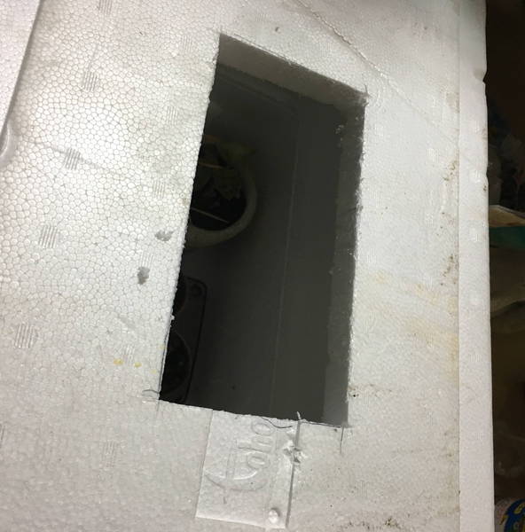 防寒対策の簡易温室 カッターで切った穴