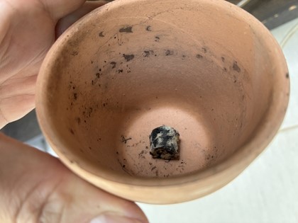 素焼き鉢Bの底穴にアクアセルを差し込んだ状態